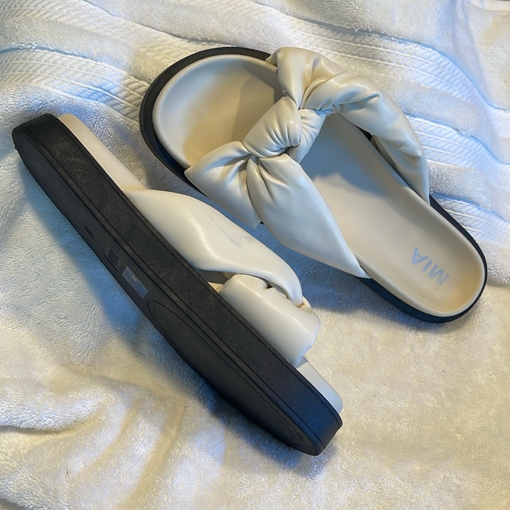 Ivory MIA slides size 9